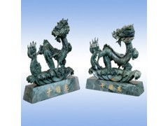 千禧龍雕刻 墨綠色玉石演繹東方神韻，臻品工藝裝飾擺件